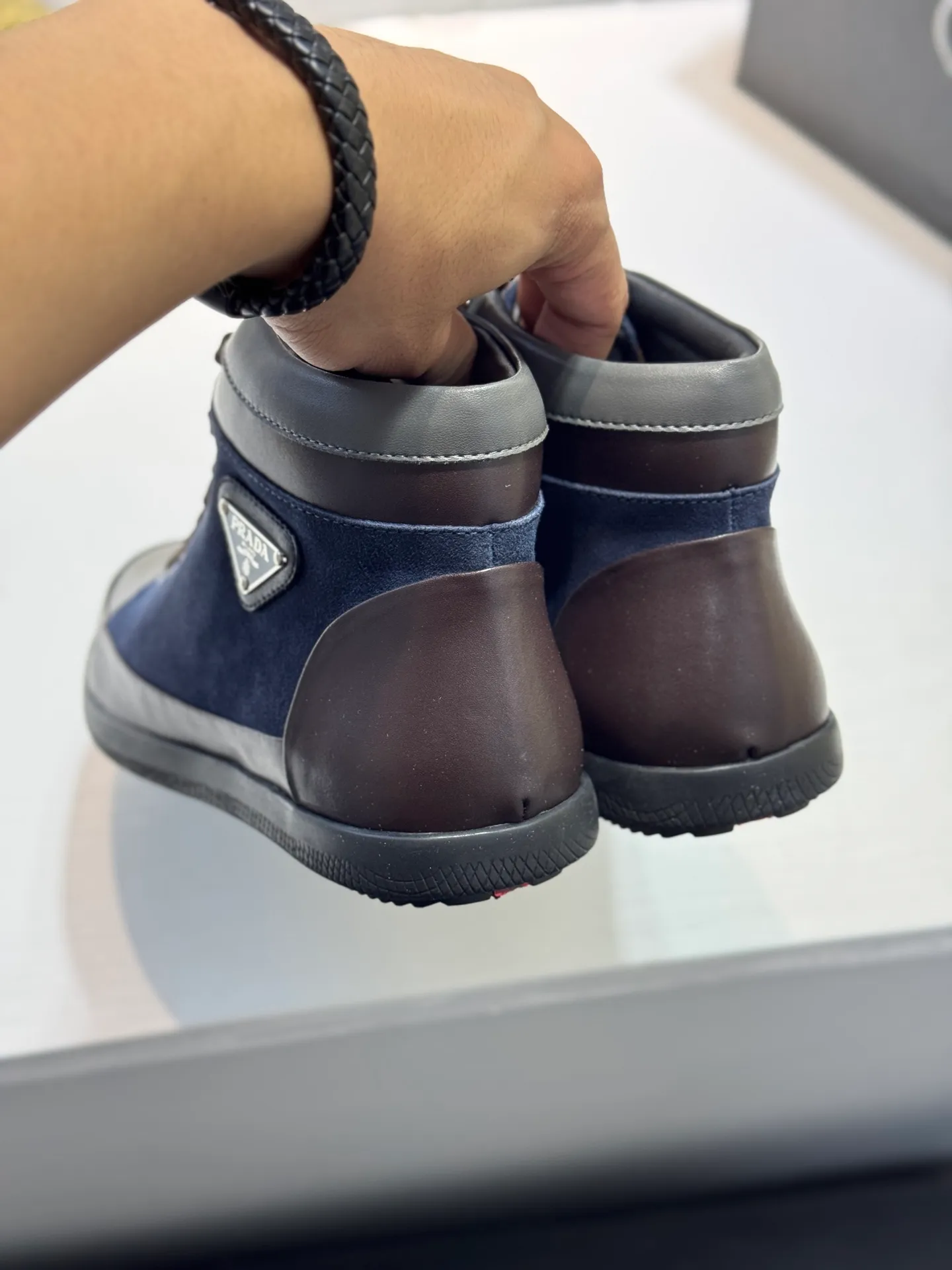 Men's Men's Shoes 💰460 [New Style] 🎻🎻PRADA*⚡️Prada~ The latest classic high-top men's shoes official website has launched a 1:1 copy, synchronized with Hong Kong counters, and on the same catwalk; all made of calf Leather ➕Imported soft and comfortable sheepskin lining, 🍡🍡original 1:1 rubber outsole, non-slip and wear-resistant; comfortable on the feet, attractive style, fine workmanship, and simple and neat shoe last, showing a man's courage and toughness. Size: 38-44 (45 customized